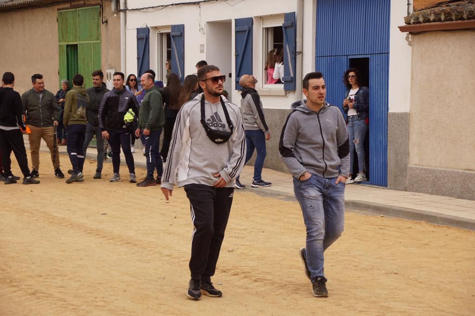ambiente-y-participacion-durante-el-toro-del-voto-en-villoria-suelta-de-dos-toros-del-cajon-foto-juanes-49
