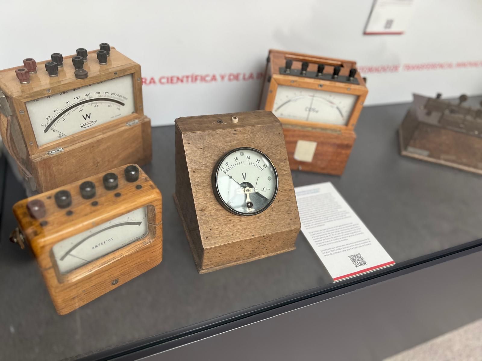 Colección del Laboratorio de Física en el Claustro del Edificio Trilingüe de la Facultad de Ciencias