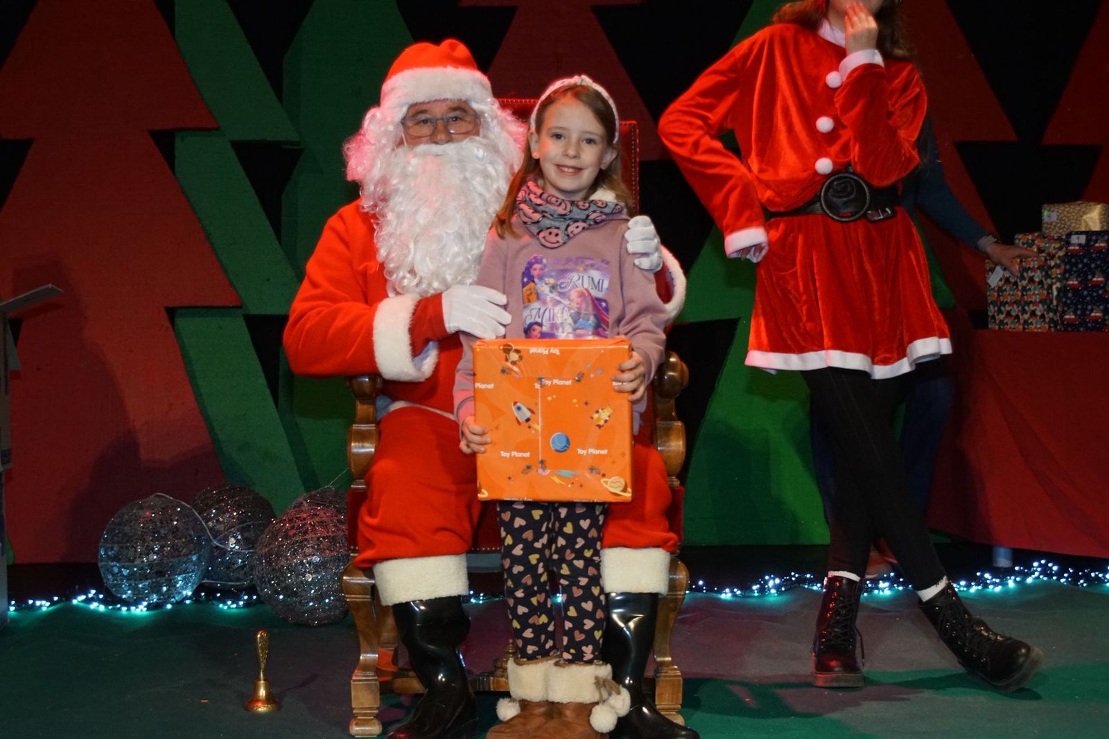 Papá Noel recorre las calles de Alba de Tormes y entrega regalos a los niños