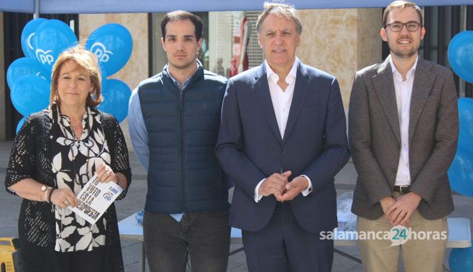 El alcalde Carlos García Carbayo atiende a los medios en relación con la industria del español.