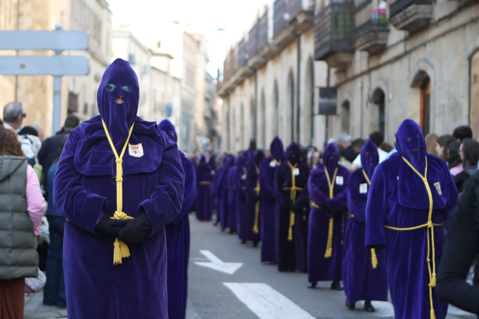 Jesús Rescatado procesiona en Salamanca con su nueva túnica y la atenta mirada de cientos de fieles