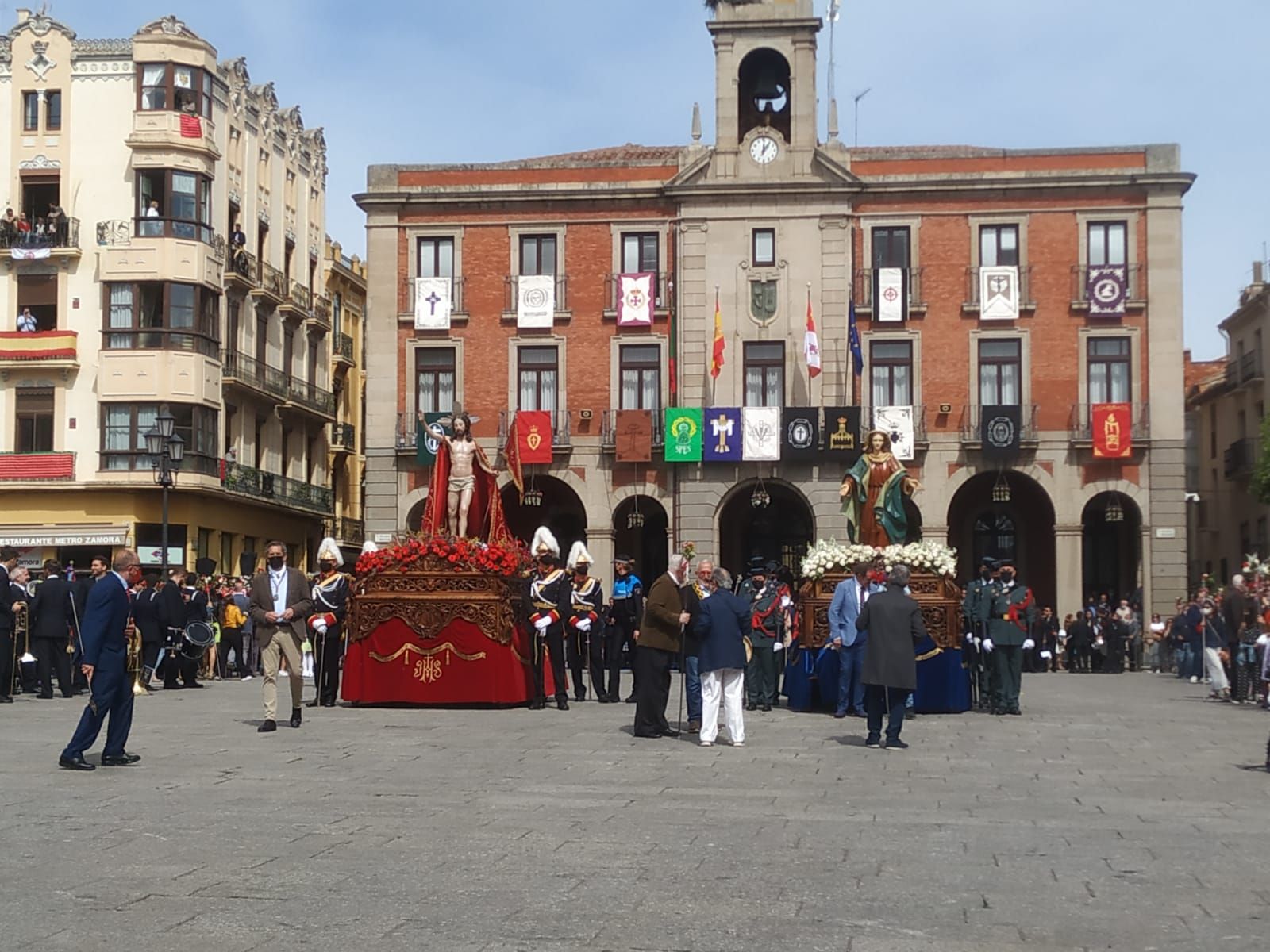 La ciudad celebra, en plena Plaza Mayor, el reencuentro de un hijo y una madre que se despidieron el Lunes y el Martes Santo y que vuelven a caminar juntos por Pascua