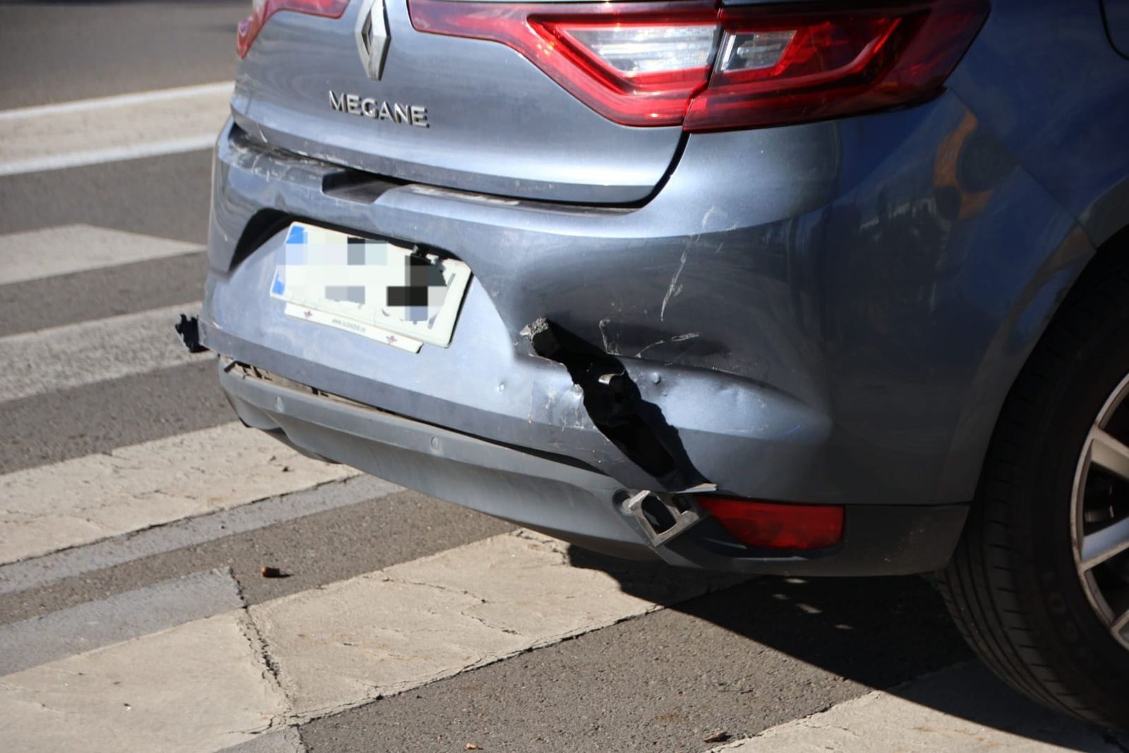 Accidente entre tres turismos en la avenida de San Agustín con tres personas heridas