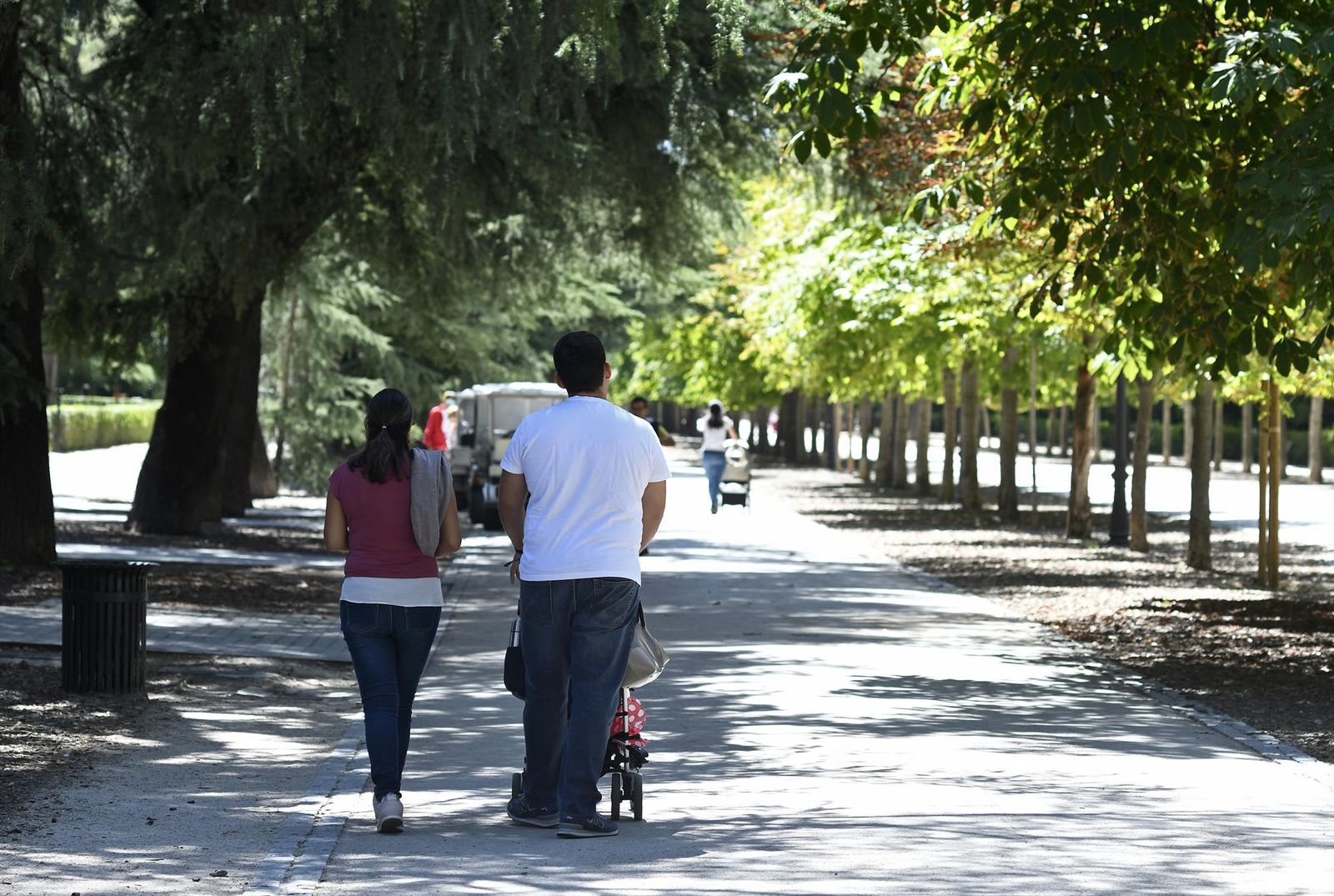Una pareja paseando con su bebé. FOTO EP