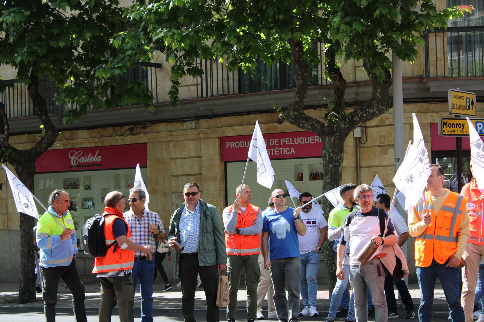 Concentración de trabajadores del transporte sanitario ante la Gerencia de Salud de Salamanca