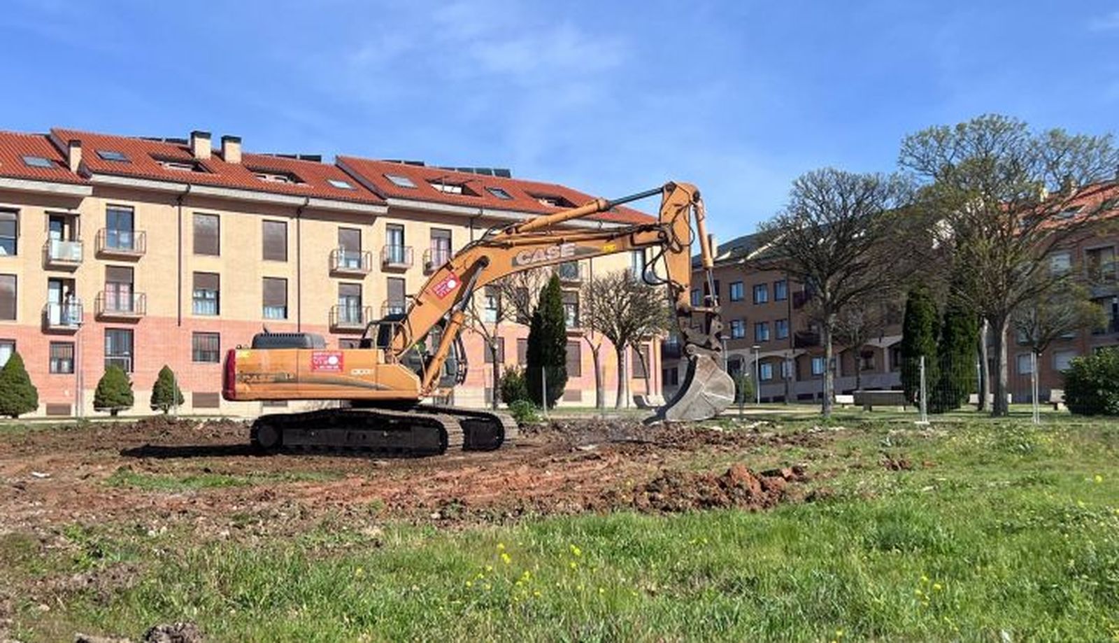  Carlos García Carbayo visita las obras de construcción de una nueva promoción de 55 viviendas protegidas de alquiler en Pizarrales