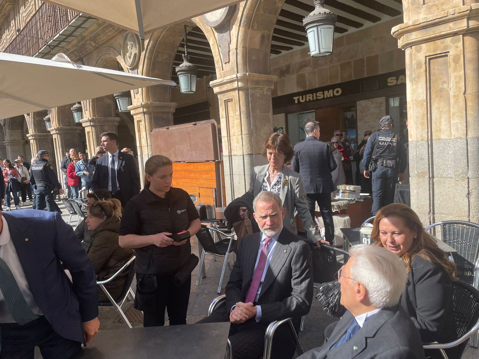 El Rey de España toma café en la Plaza Mayor