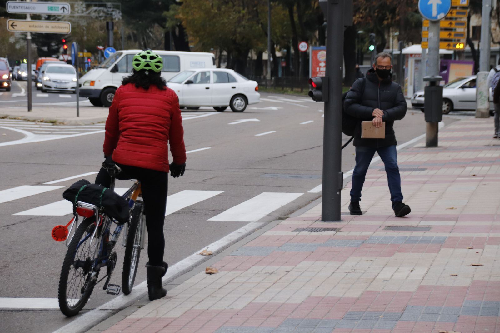 Un ciclista detiene su bicicleta en un semáforo de Salamanca | Foto: S24H