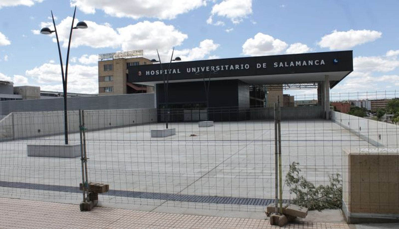 Puerta del Nuevo Hospital en el paseo de San Vicente que todavía no está habilitada y que está junto a una de las paradas de autobús