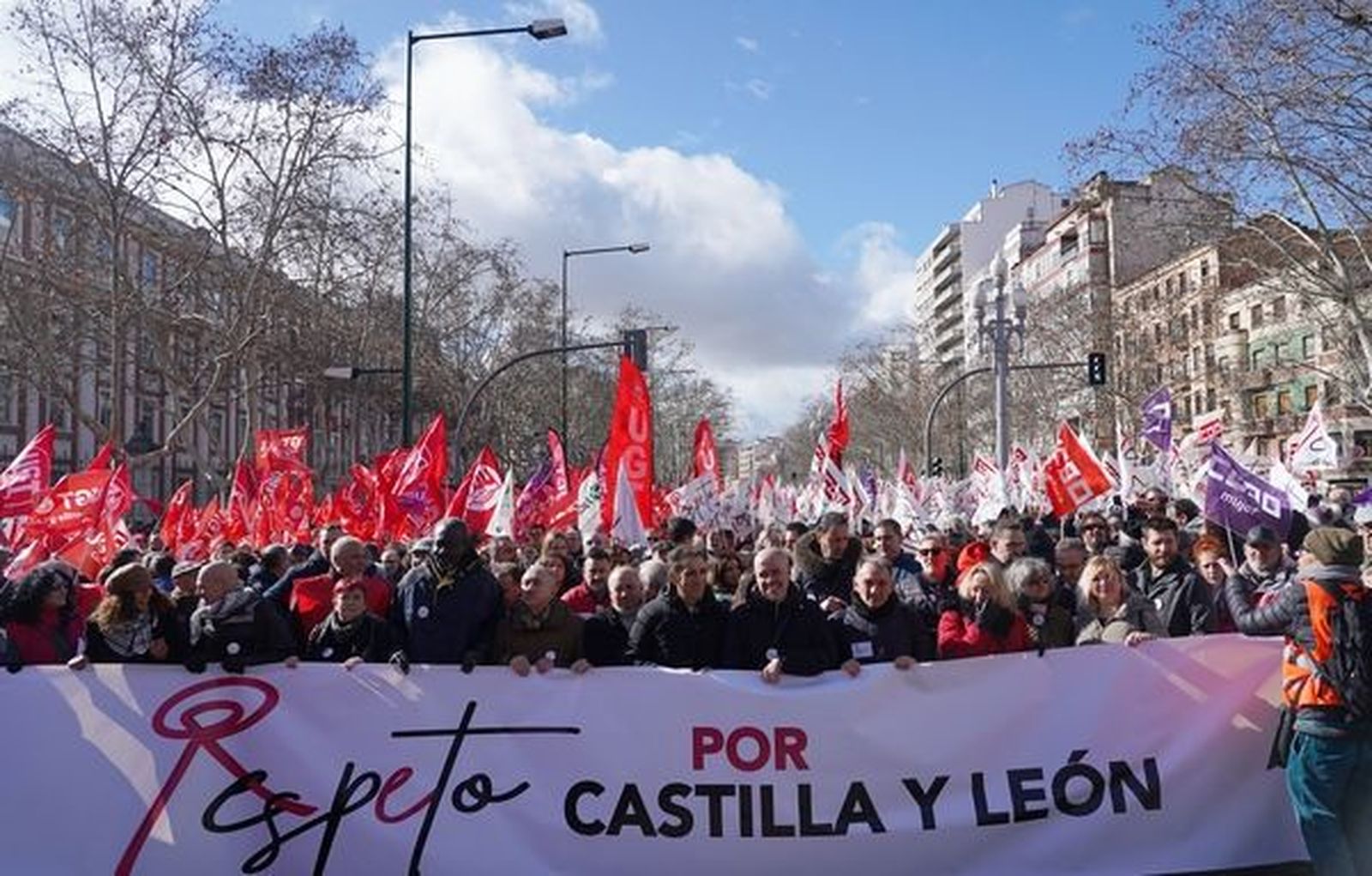 Miles de personas inician la marcha para exigir a la Junta %22Respeto por Castilla y León%22