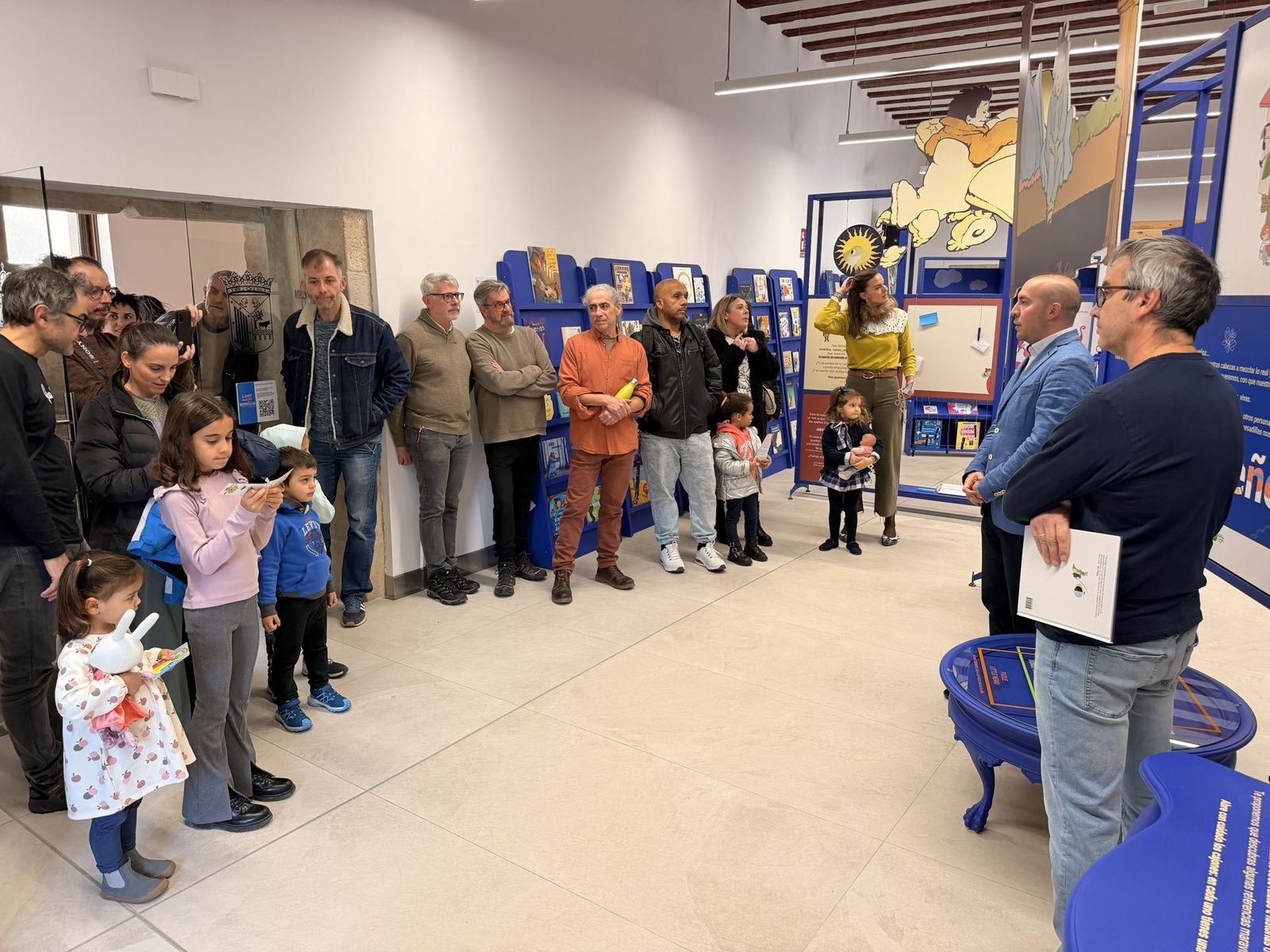 El concejal de Educación, Luis Sánchez, inaugura el VI Salón del Libro Infantil y Juvenil.