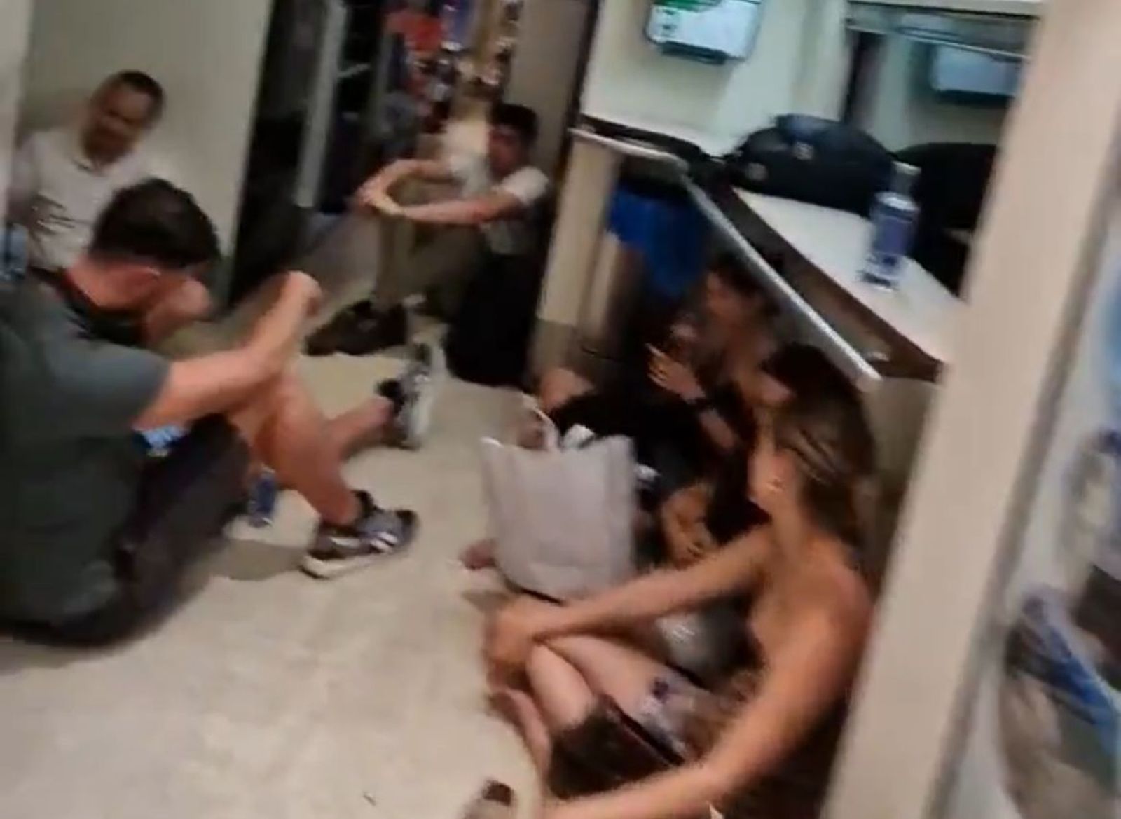 Caos ferroviario: los Alvia Madrid-Salamanca de las 15:50 y 21:11 salen fusionados y con pasajeros sentados en el suelo. VÍDEO 'X' (@luisaoooooo_)