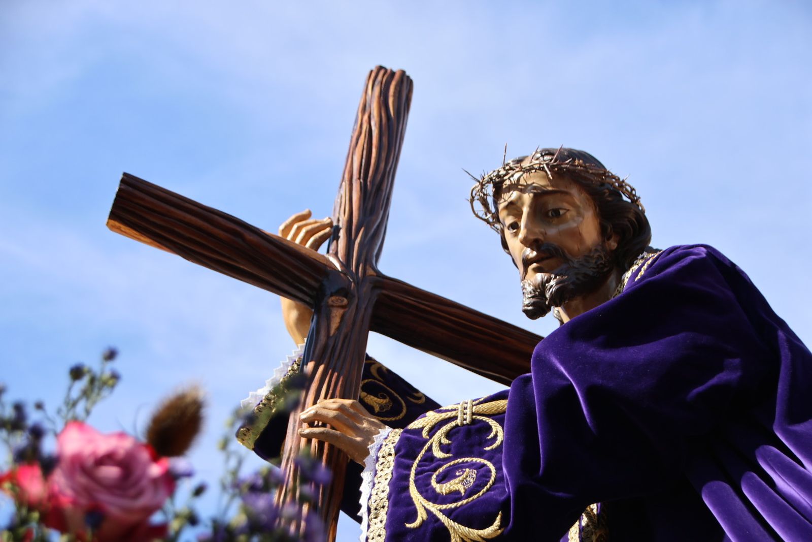 La devoción por el Santo Entierro llena de fe y pasión las calles de Salamanca