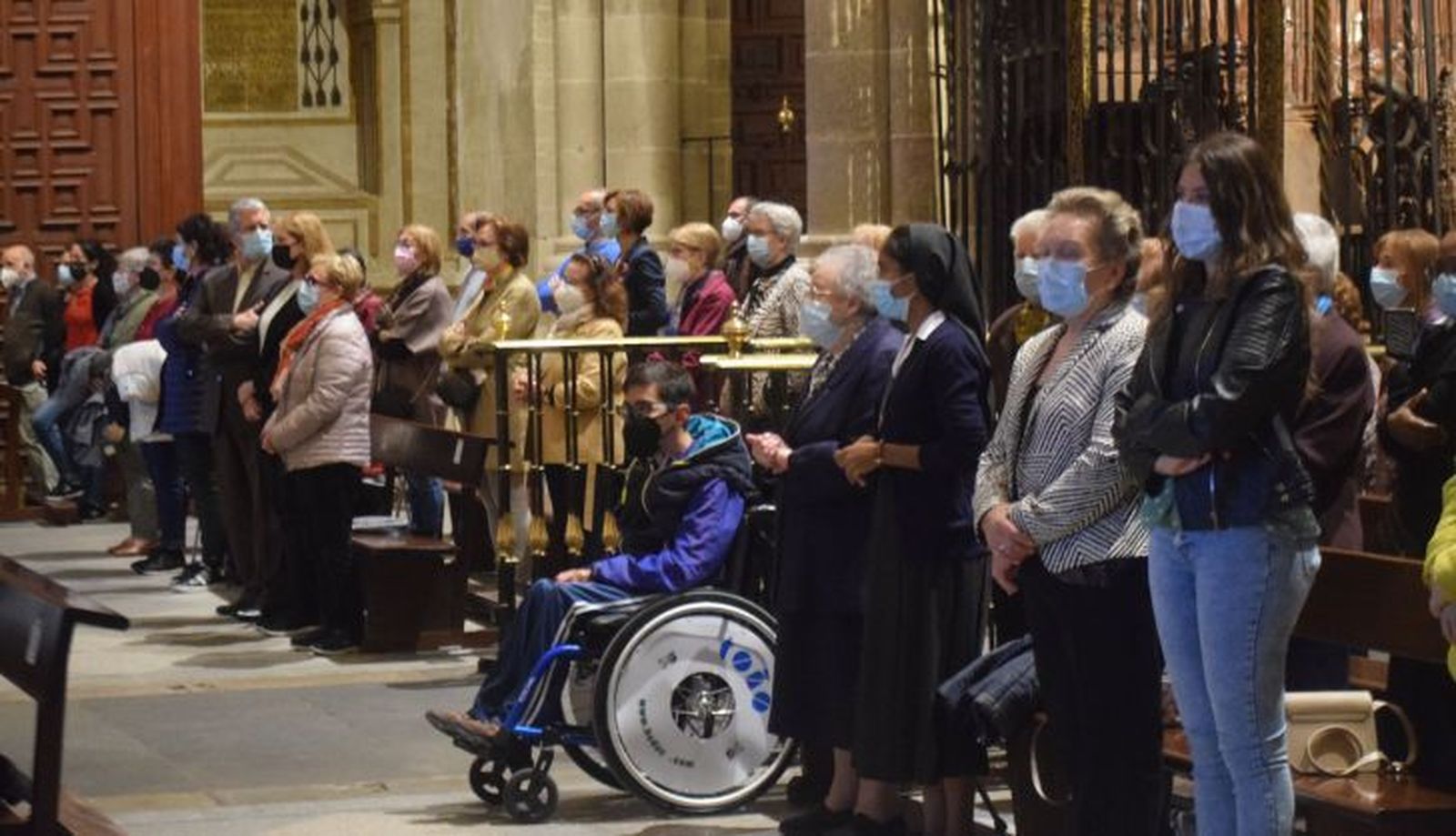 Laicos en una celebración en la catedral