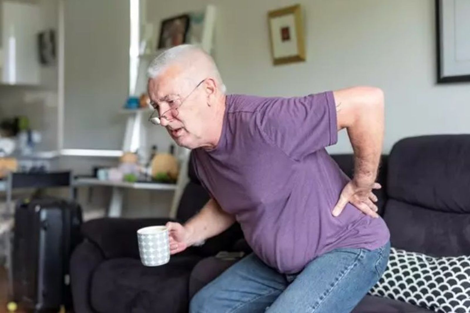 Hombre con dolor espalda EP