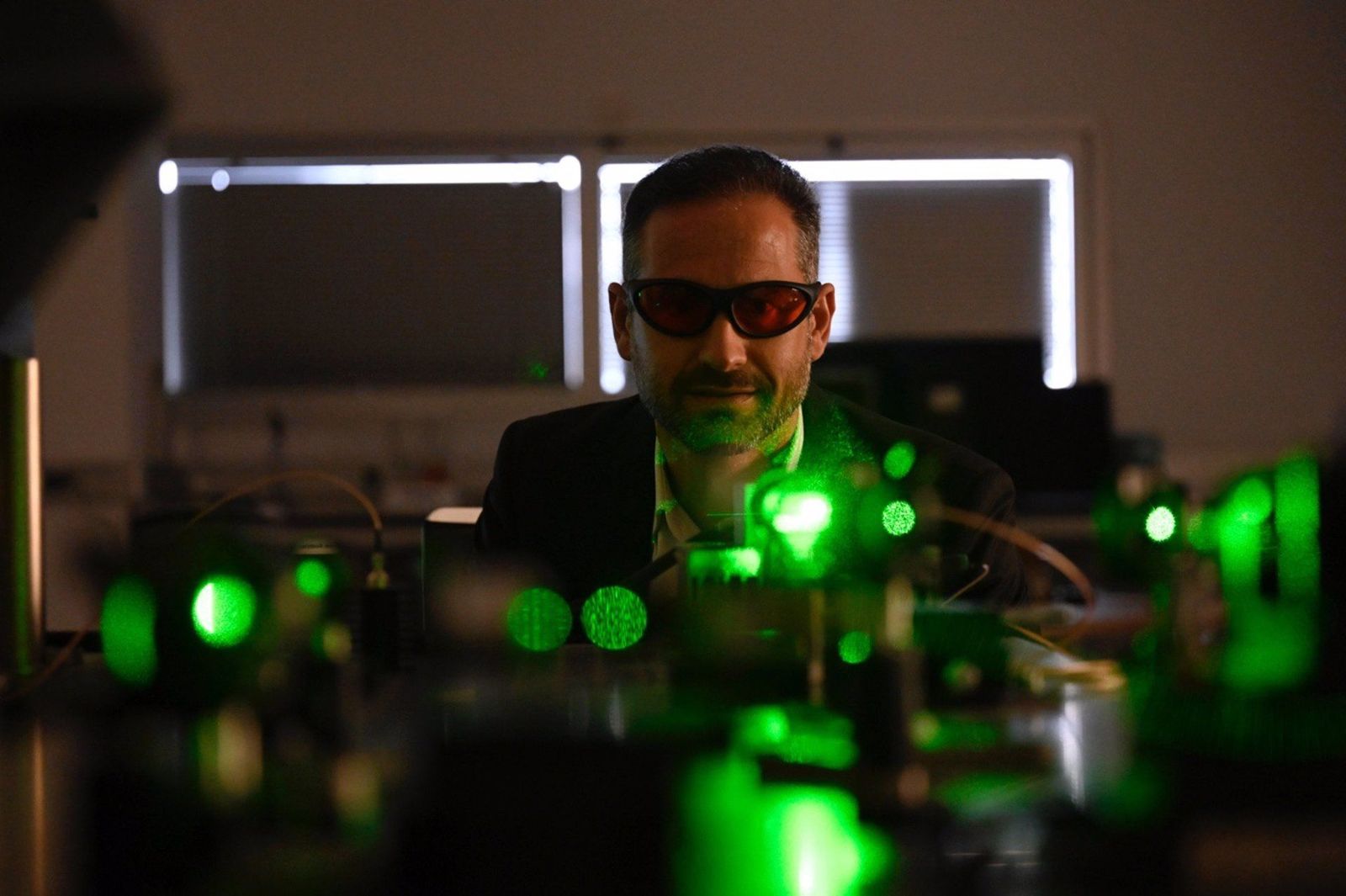 Javier Prior trabajando con la plataforma cuántica que han logrado desarrollar en la Universidad de Murcia. - ALFONSO DURÁN/UMU