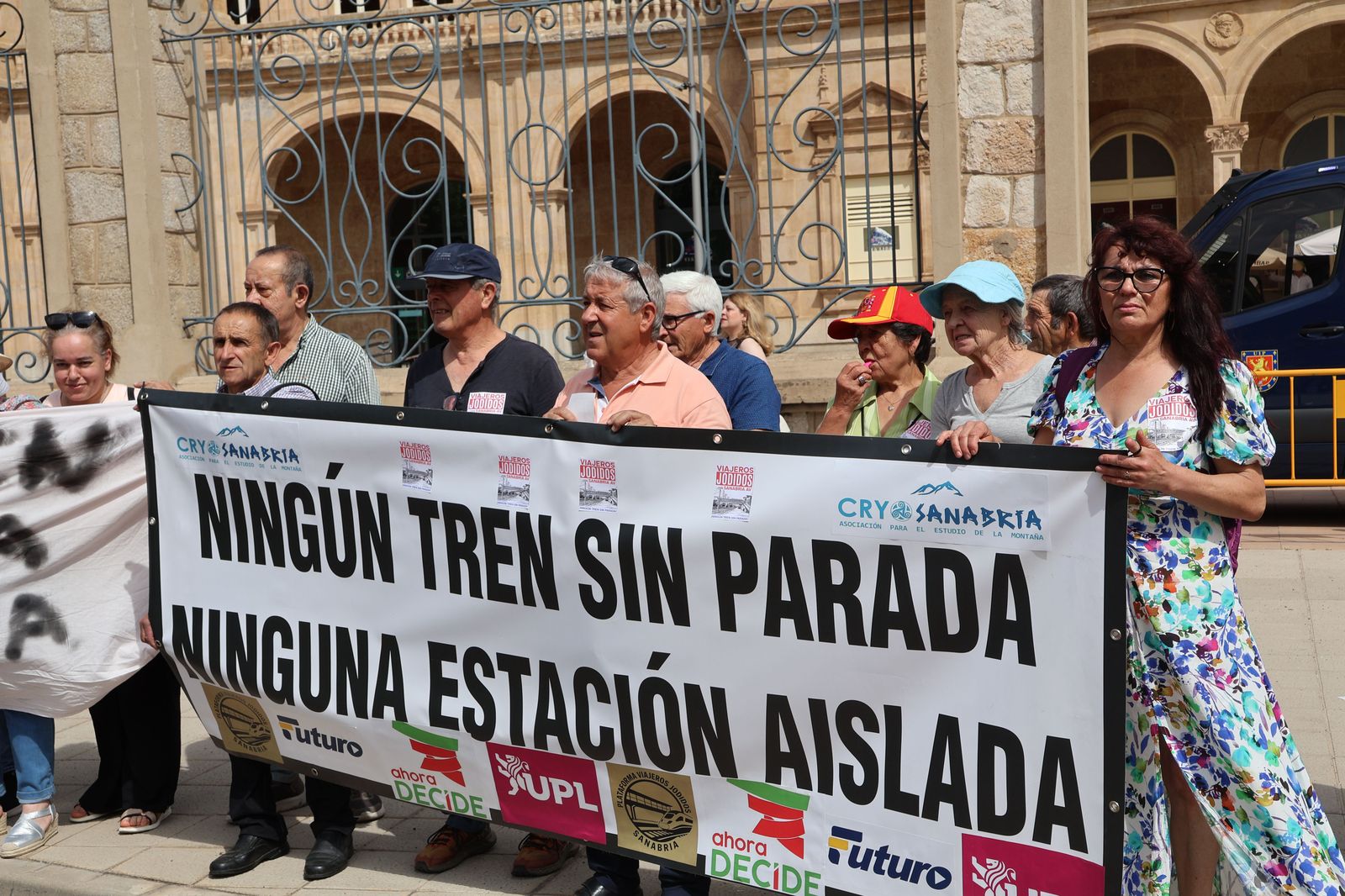 manifestacion-contra-la-perida-de-servicios-de-ave-3