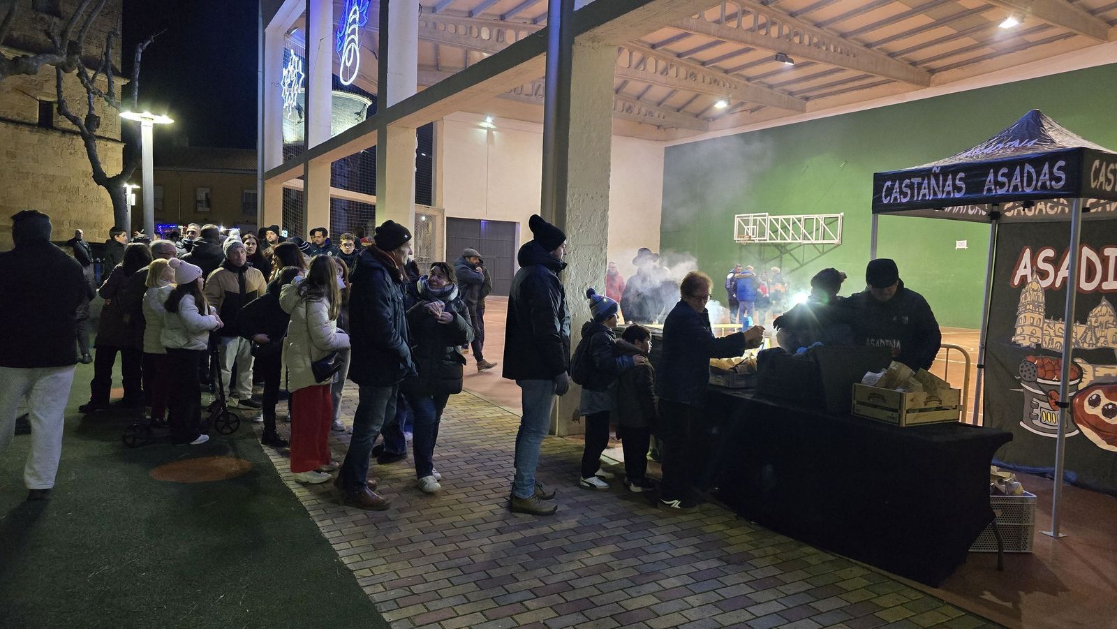 Castañada popular acompañada de un bonito espectáculo circense en Castellanos de Moriscos