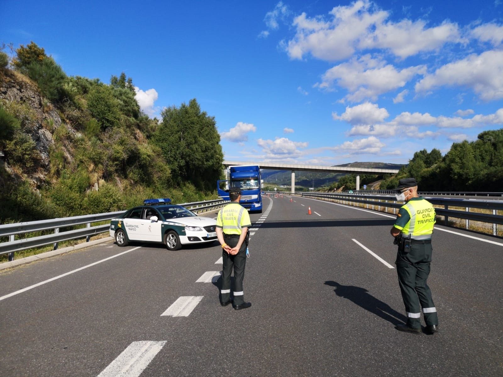 Control de la Guardia Civil de Ourense que interceptó un camión a 132 km/h en la A-52 en el acceso a Galicia cuyo conductor triplicó la tasa de alcohol permitida.