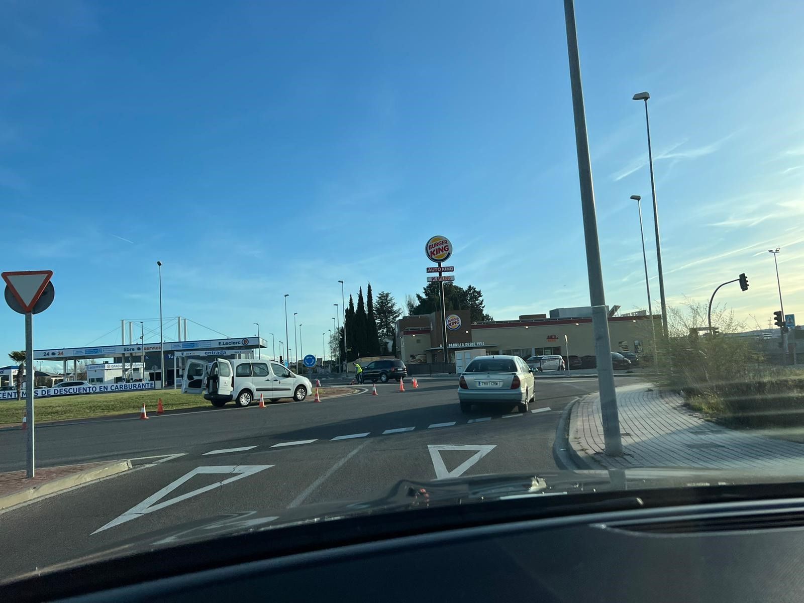 Imagen de archivo de un accidente originado en la glorieta cercana al supermercado E.Leclerc | Salamanca 24 Horas