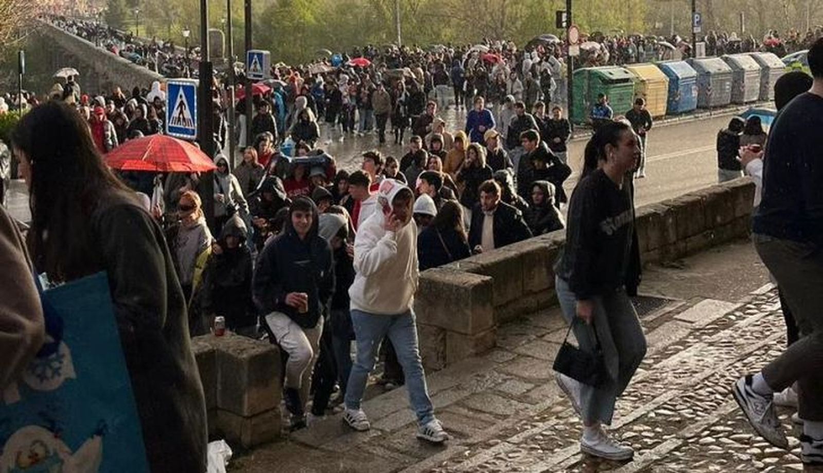 Lluvia en el Puente Romano durante el Lunes de Aguas