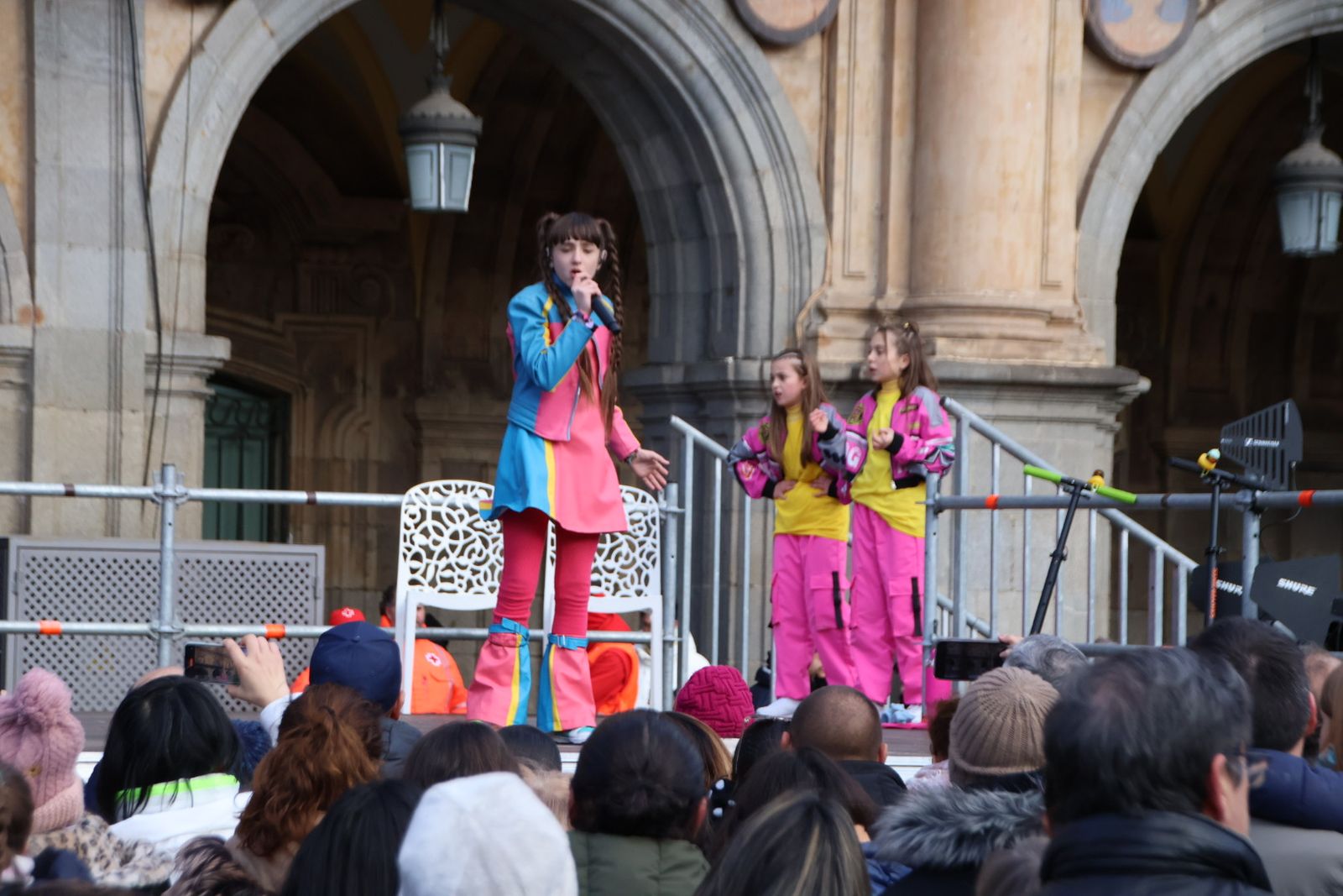 El alcalde de Salamanca, Carlos García Carbayo, recibe a sus Majestades los Reyes Magos y Concierto de Chloe DelaRosa en la Plaza Mayor
