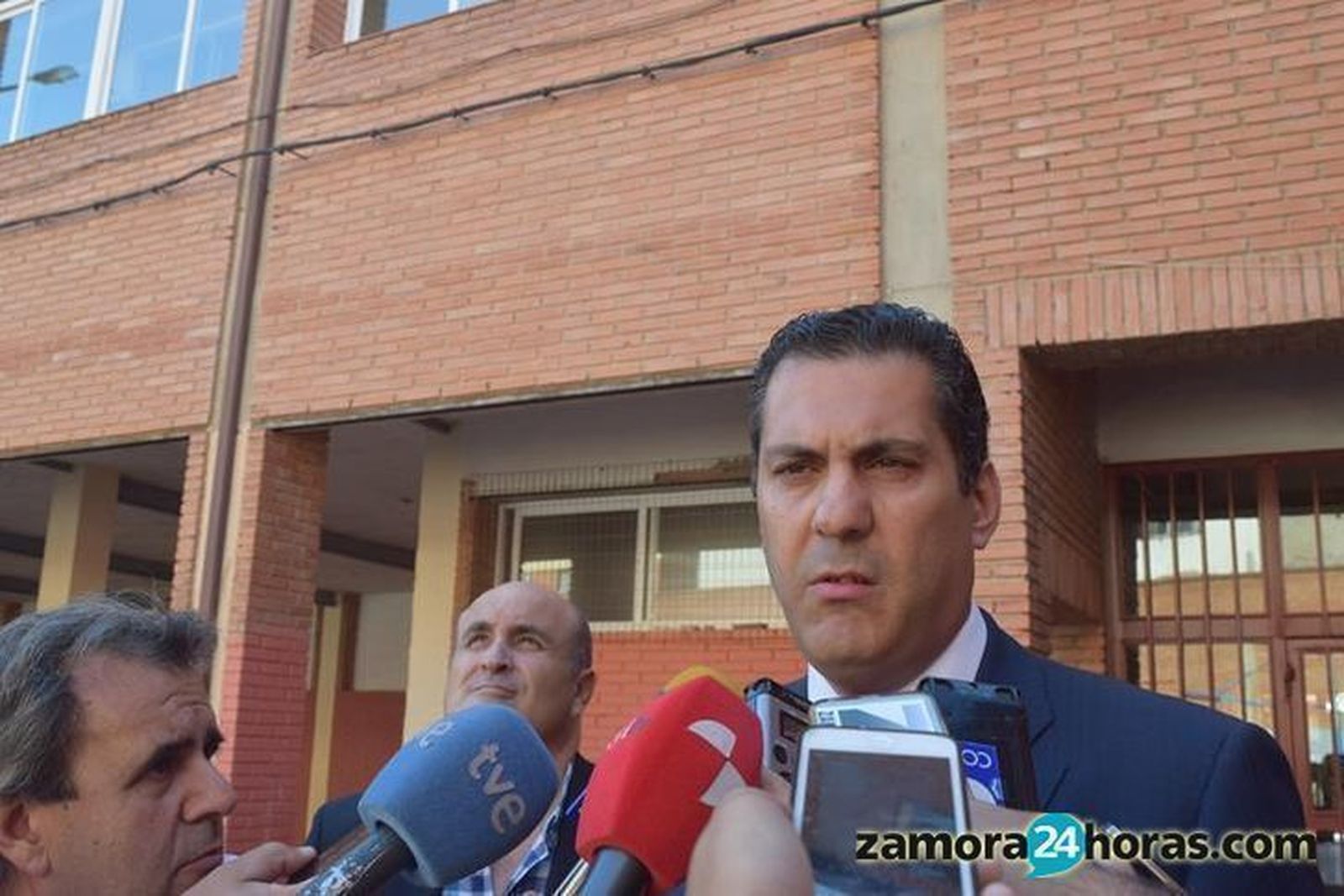 Castro apoya a Valdeón y censura las palabras de Martín Pozo