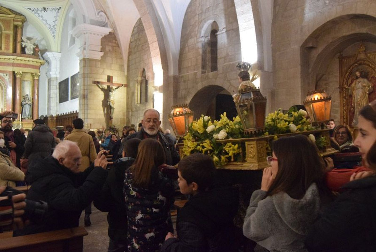 las-candelas-vuelven-a-unir-la-iglesia-de-san-juan-con-la-de-san-vicente-120