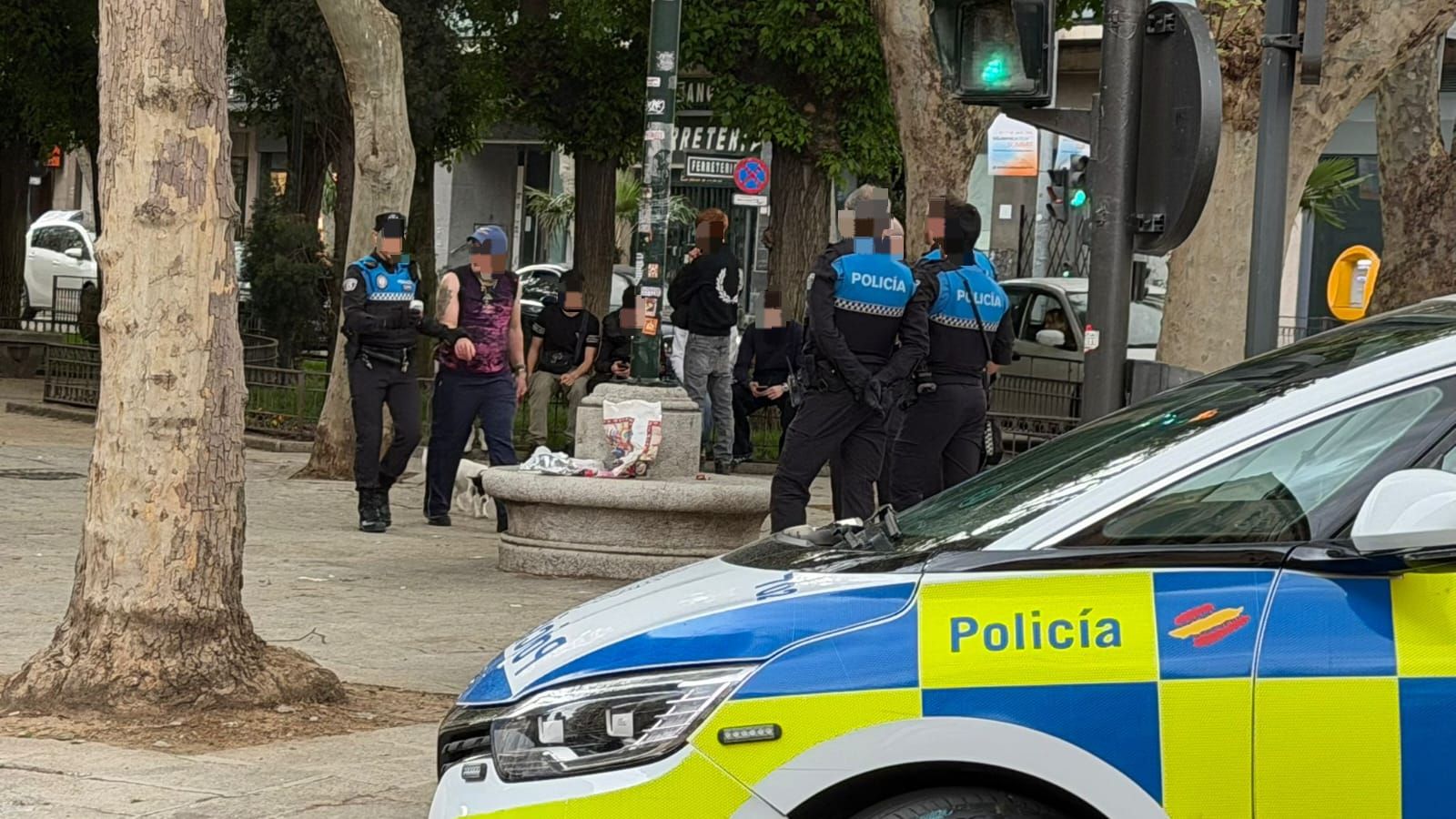 Nueva trifulca en el paseo de Carmelitas, con hasta cuatro coches de la Policía Local de Salamanca desplazados