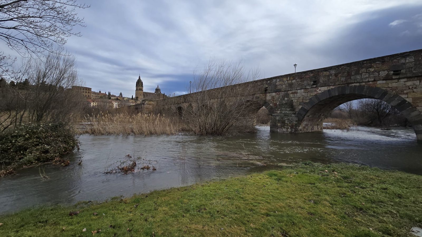 Las lluvias inundan la ribera del río Tormes a su paso por Salamanca