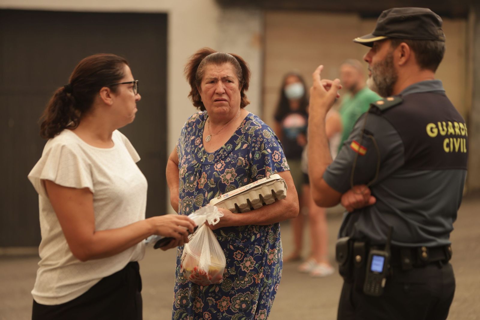 Desalojo de los vecinos de San Ciprián de Sanabria por el incendio en Porto