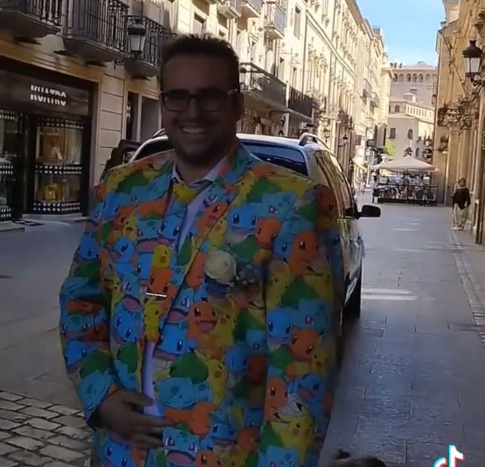 Un novio con traje Pokémon sale de un maletero en la calle Zamora Un novio con traje Pokémon sale de un maletero en la calle Zamora