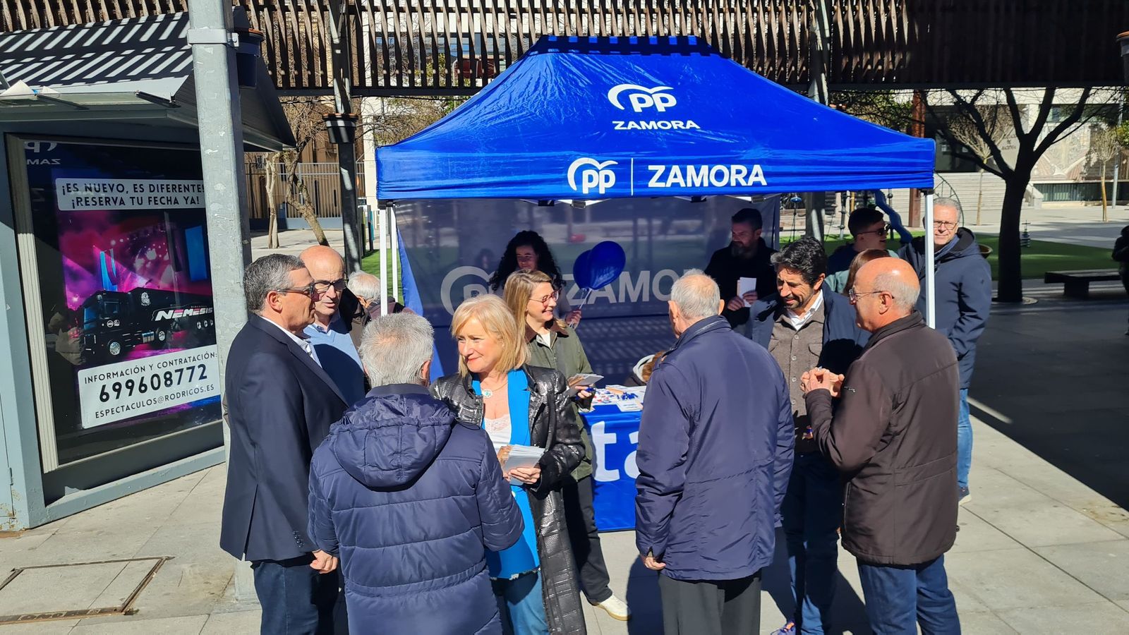 Laticia García en la mesa informativa