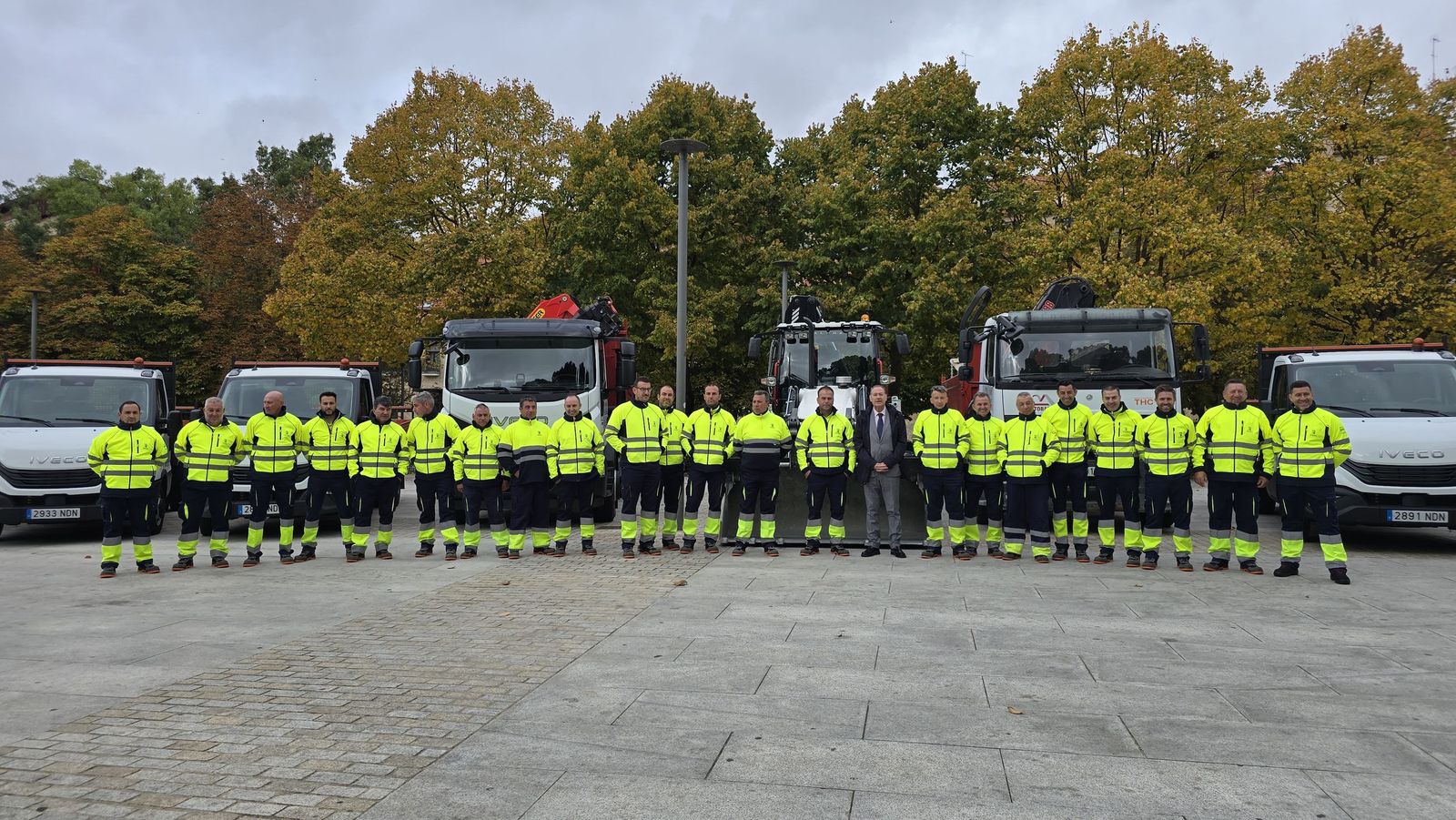El concejal de Fomento, Fernando Carabias, presenta la nueva maquinaria para el mantenimiento de viales de la ciudad