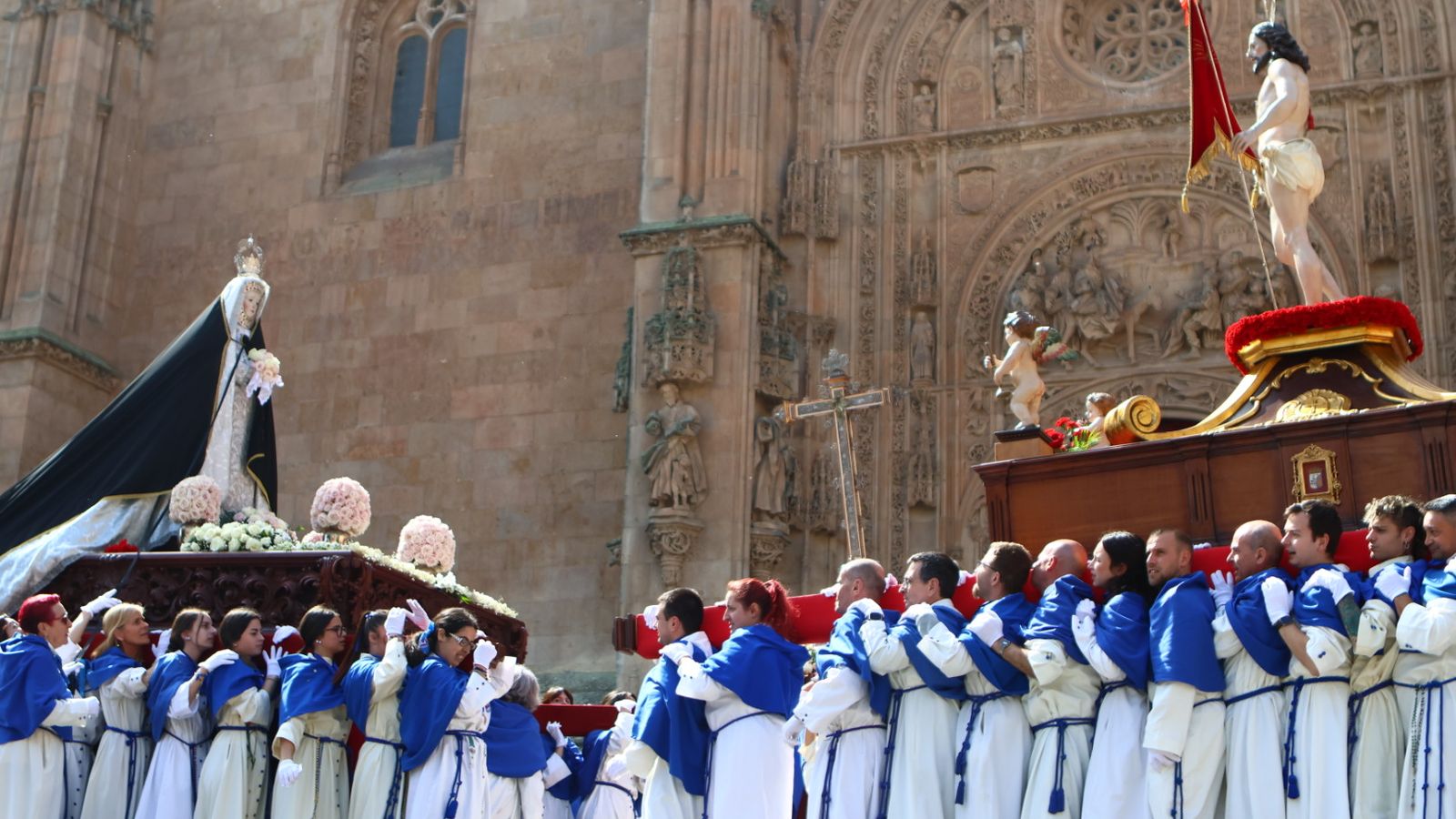 Procesión del encuentro de Nuestra Señora de la Alegría y Jesús Resucitado en el Domingo de Resurrección en Salamanca