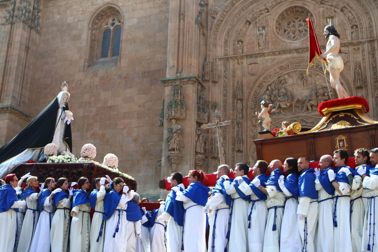 Procesión del encuentro de Nuestra Señora de la Alegría y Jesús Resucitado en el Domingo de Resurrección en Salamanca