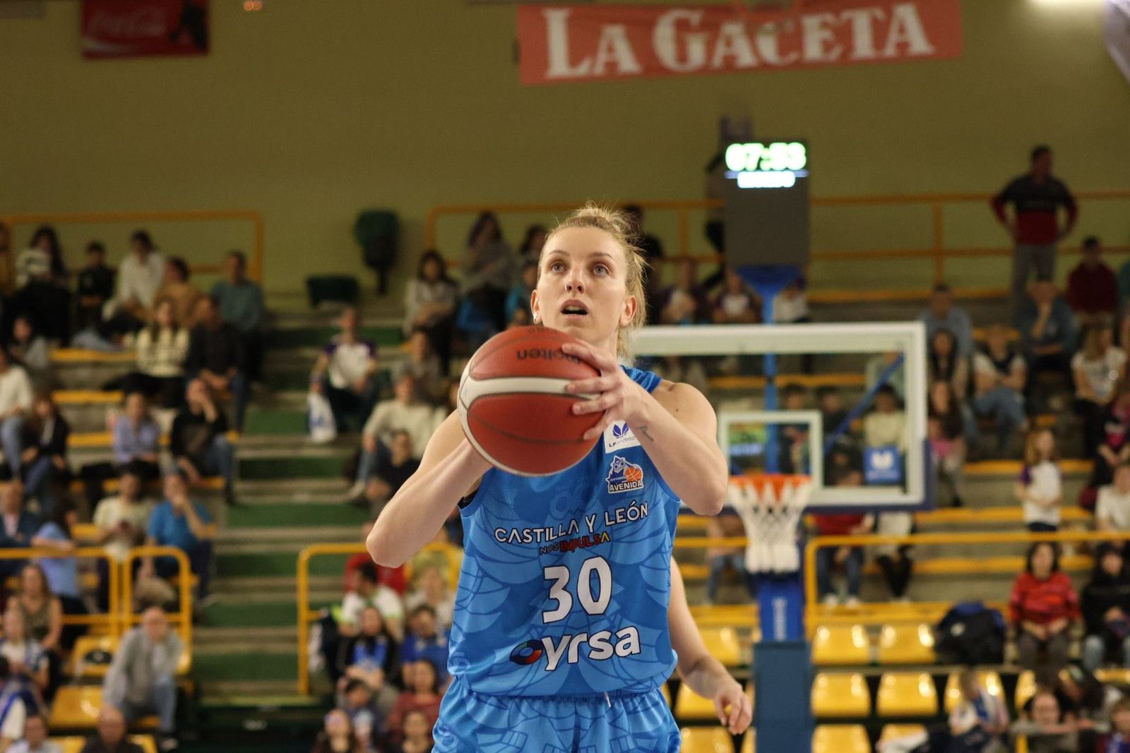 Laura Gil lanza un tiro libre ante Baxi Ferrol | FOTO ANDREA MATEOS Laura Gil lanza un tiro libre ante Baxi Ferrol | FOTO ANDREA MATEOS
