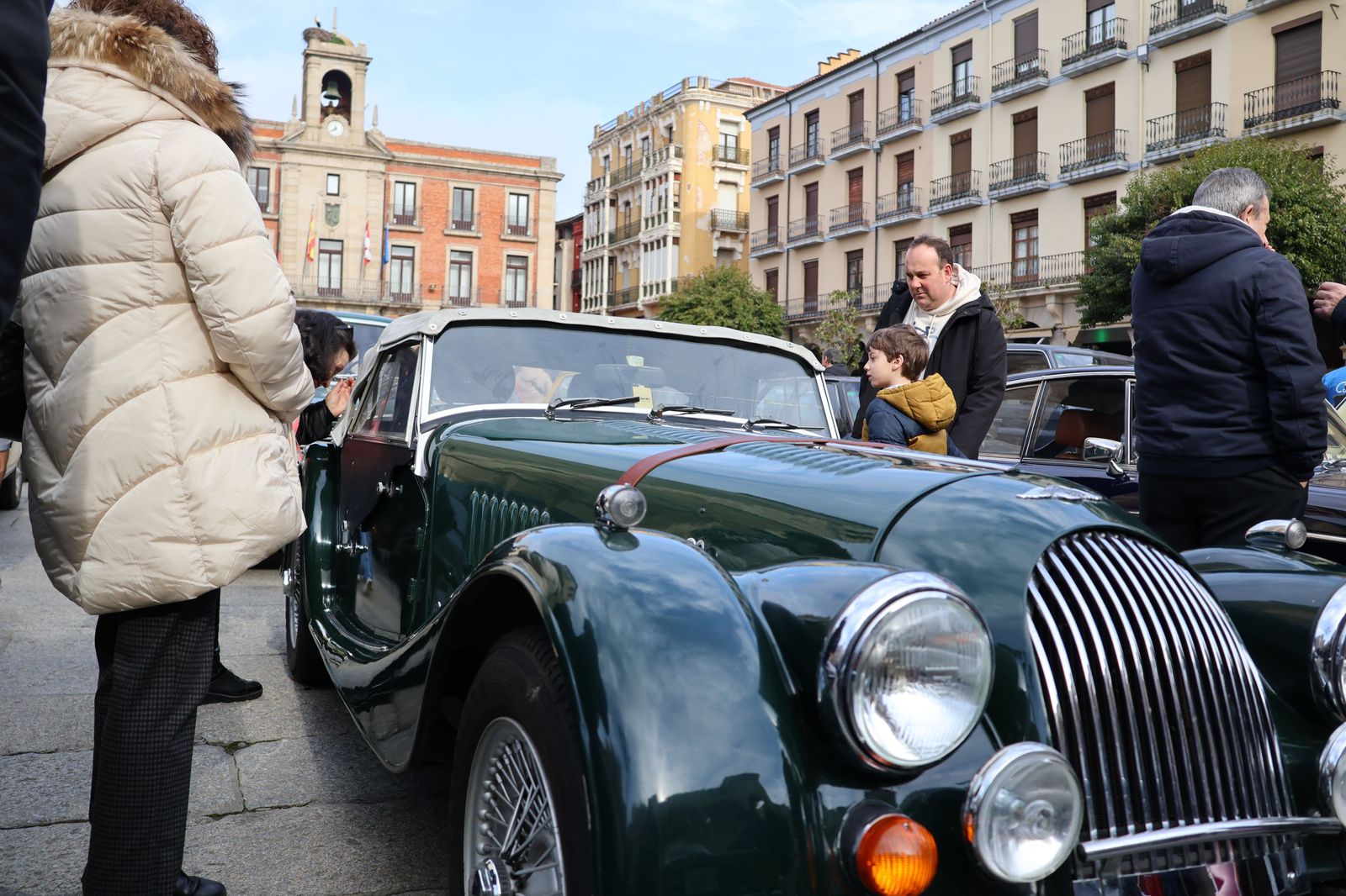 concentracion-de-coches-clasicos-en-la-plaza-mayor-13