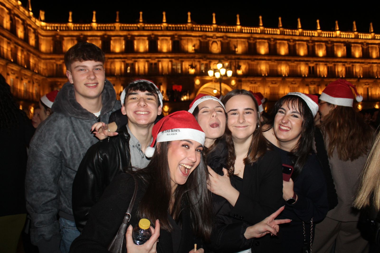 Miles de personas disfrutan de las campanadas y la fiesta del Fin de Año Universitario