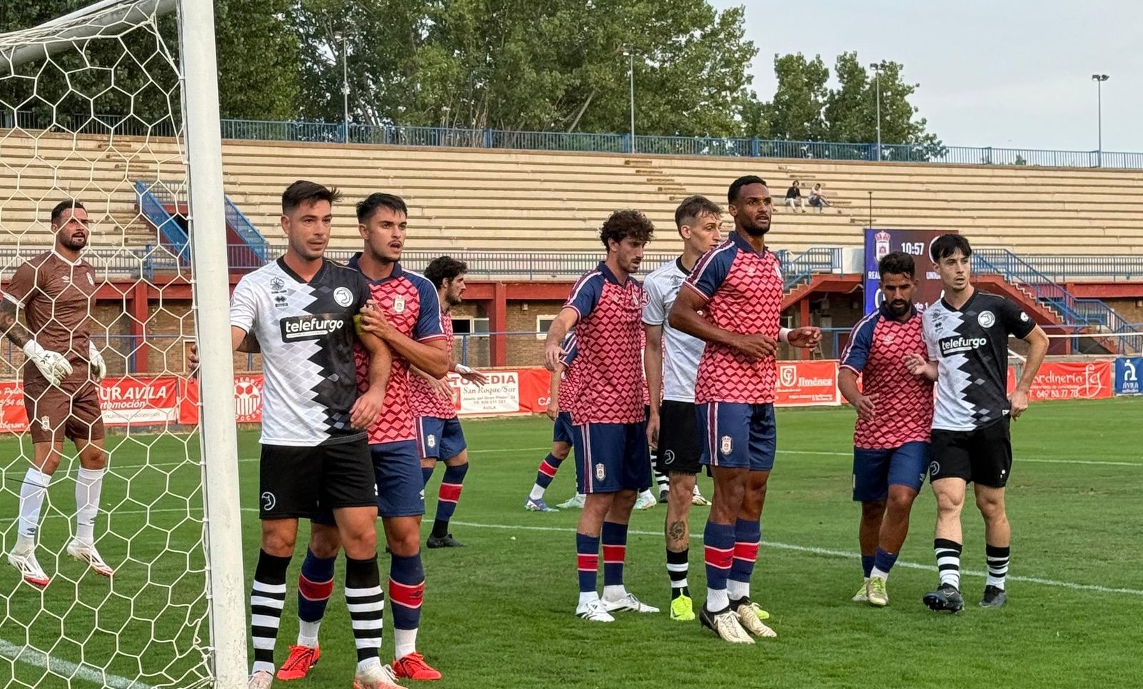 Una acción a balón parado en el Real Ávila - Unionistas