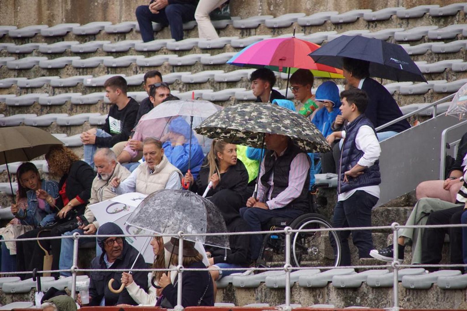 tendidos-de-la-glorieta-durante-la-corrida-de-garcia-y-olga-jimenez-24