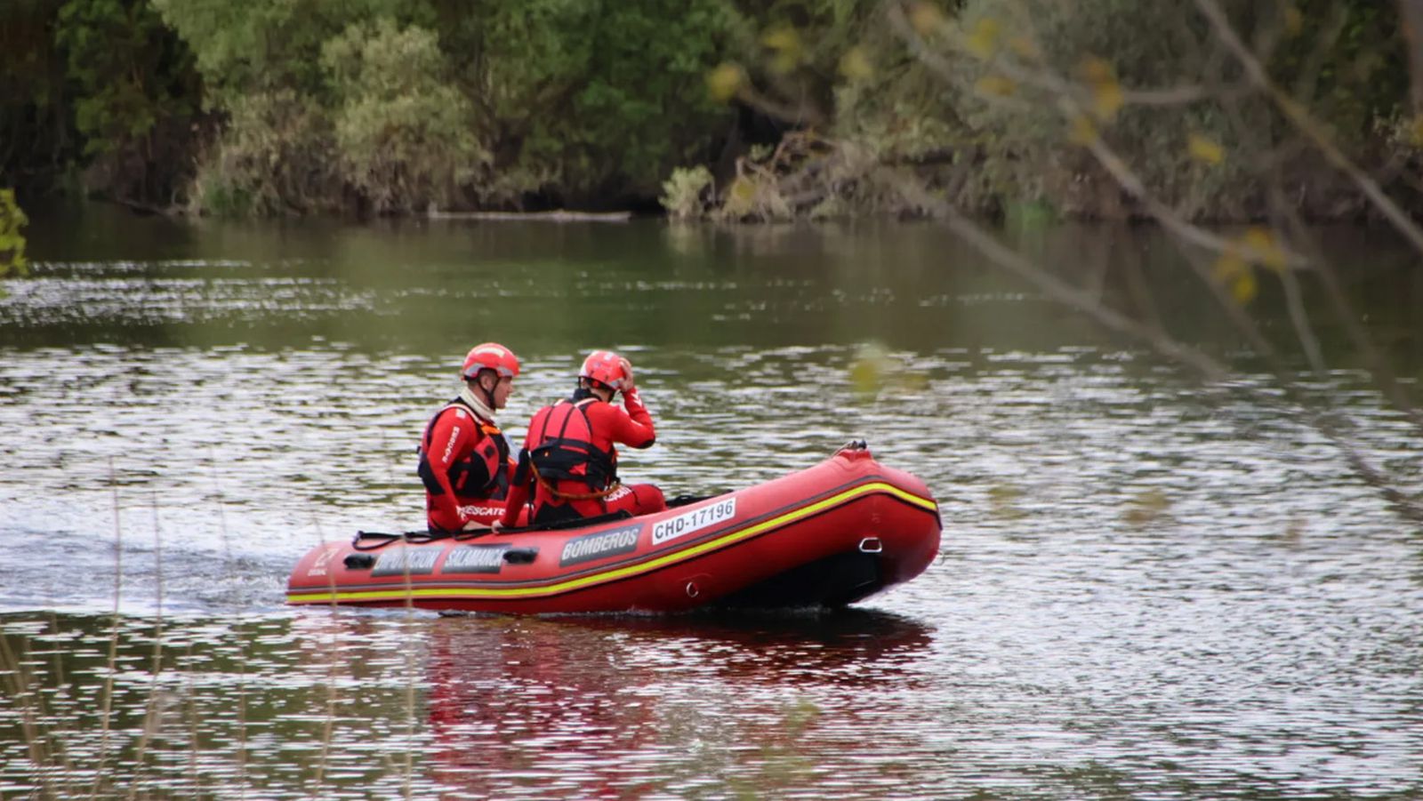 Dispositivo de rescate del cuerpo sin vida en el río Tormes entre Villamayor y Santibañez del Río | Andrea M