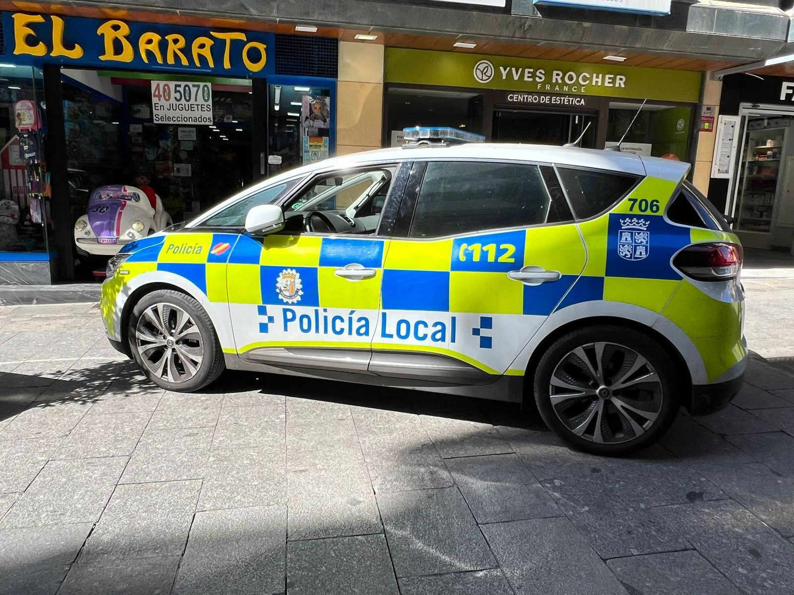 Coche de la Policía Local en la calle Zamora. Foto S24H