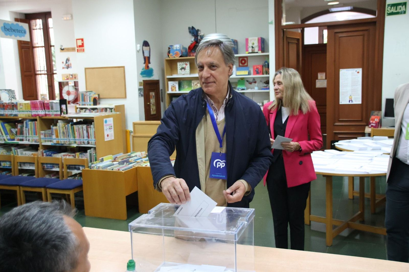 Carlos García Carbayo, atiende a los medios de comunicación tras ejercer su derecho al voto