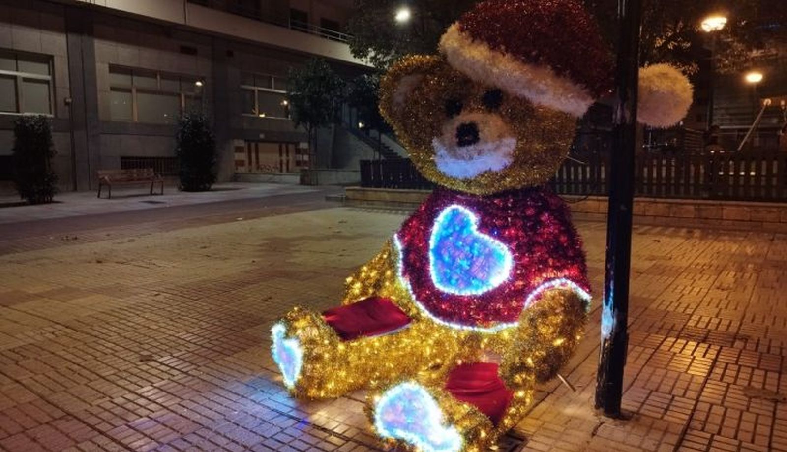 iluminación navideña, oso gigante, plaza carmelitas