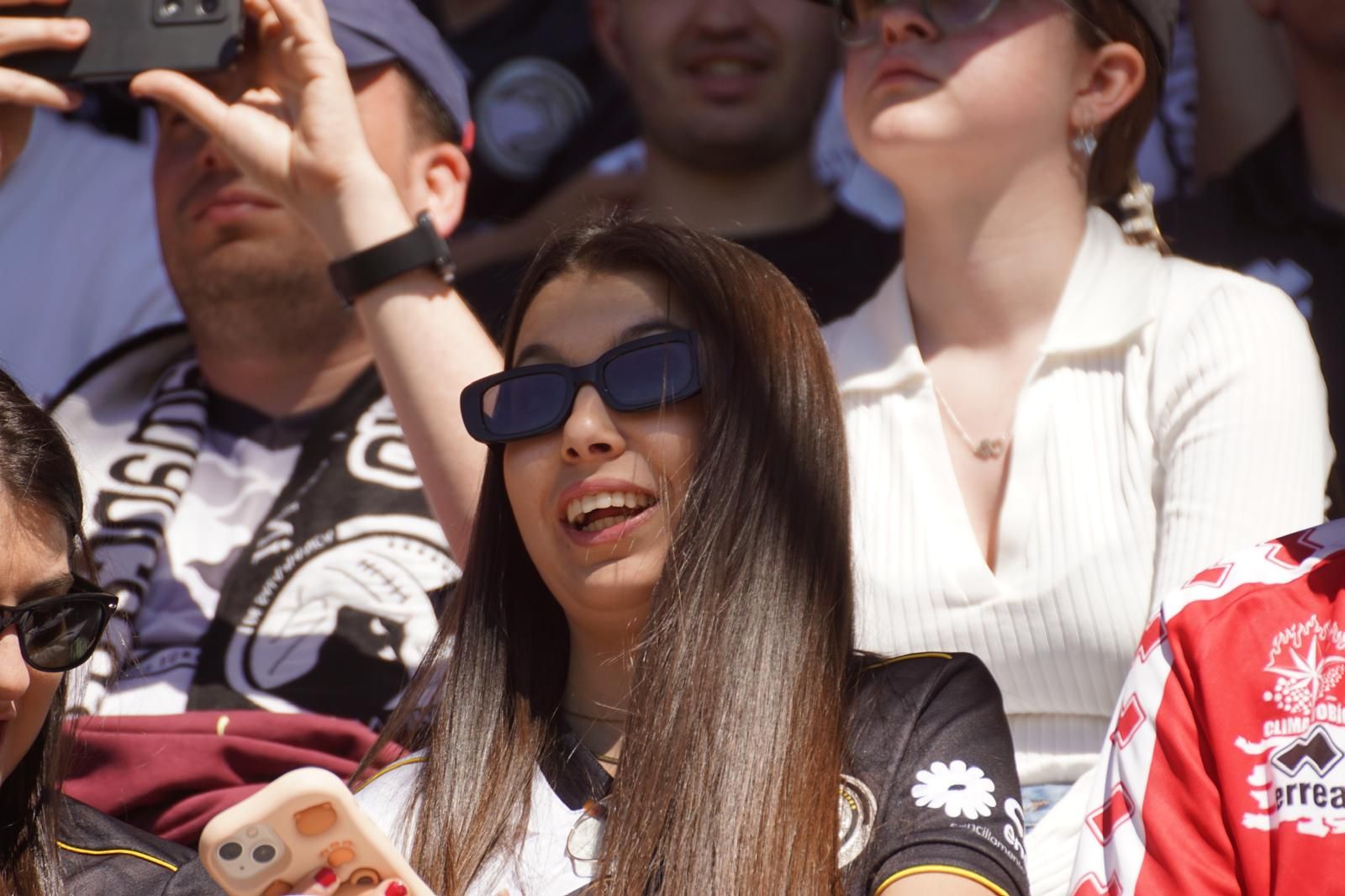 Gran ambiente en la grada para ver el partido entre Zamora - Unionistas en el Estadio Ruta de la Plata
