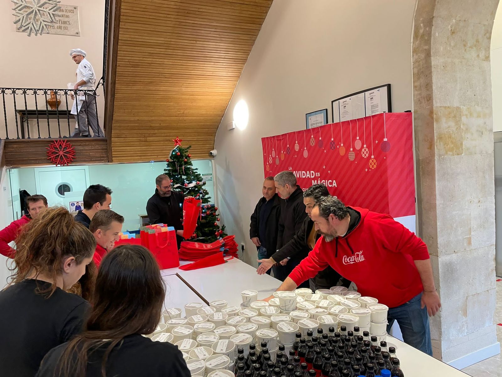 Coca-Cola reparte más de 450 comidas a familias vulnerables de Salamanca esta Navidad