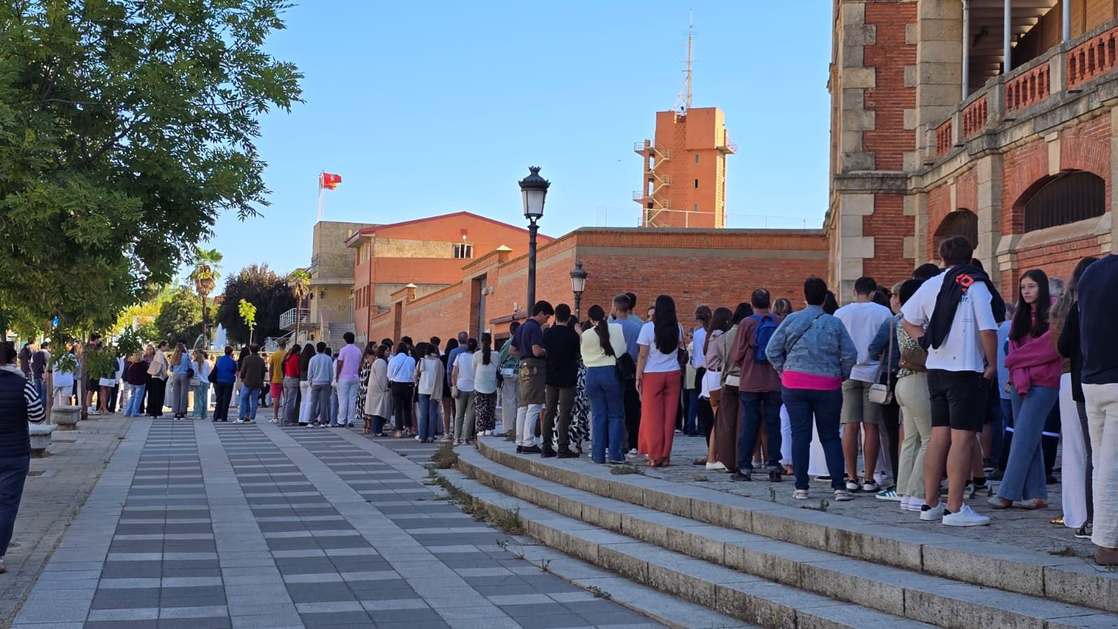 Colas en el día de apertura de renovación de los abonos para los toros (7).jpg