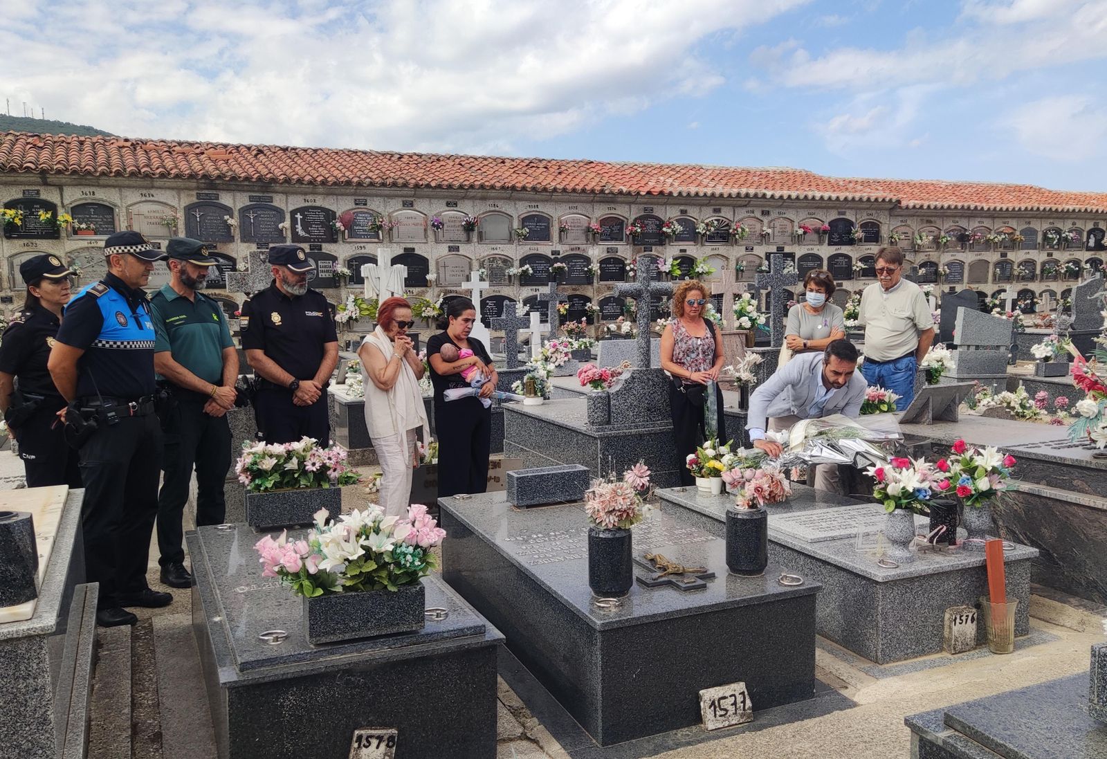 Acto cementerio Béjar en recuerdo a Charo, mujer asesinada por su pareja