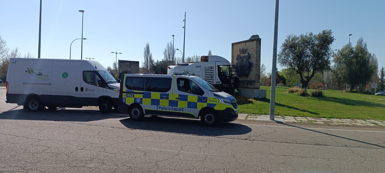 Una barredora se sale de la vía y termina chocando en la glorieta de la Charrería